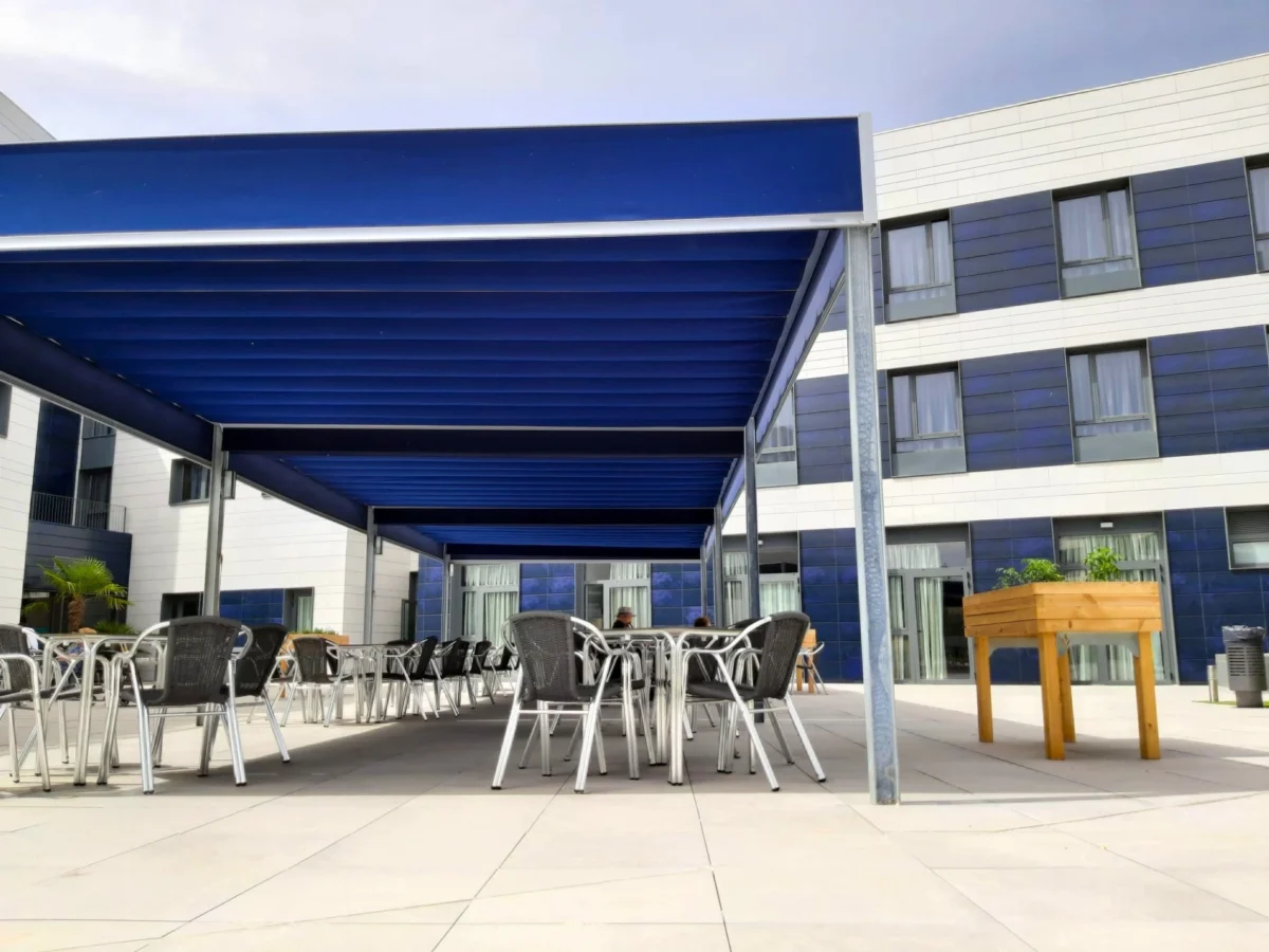 Terrazas confortables para el descanso de los mayores al aire libre en la residencia de ancianos Vitalia Burgos