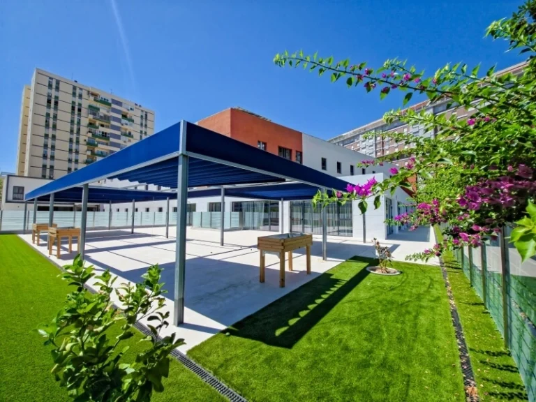 Residencia ancianos Sevilla Vitalia Kansas _ patios y jardines