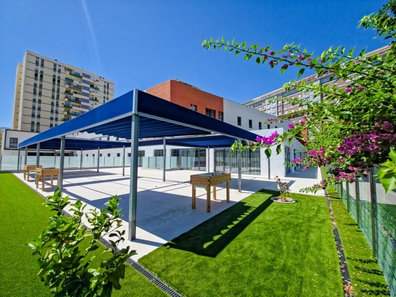 Residencia ancianos Sevilla Vitalia Kansas _ patios y jardines