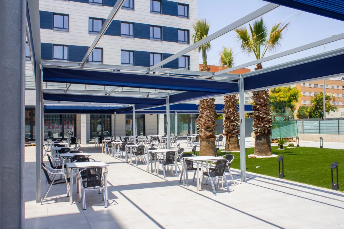 Residencia ancianos con zonas ajardinadas y terrazas en vitalia delicias