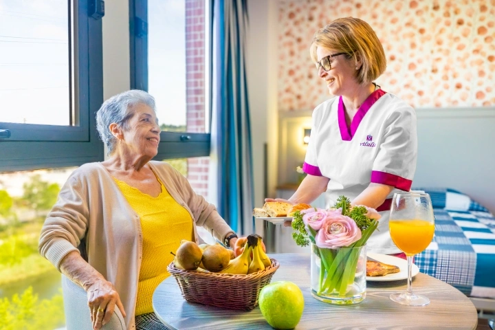 Residencia tercera edad Barakaldo _ Vitalia Santa Teresa _ Desayuno en la habitación