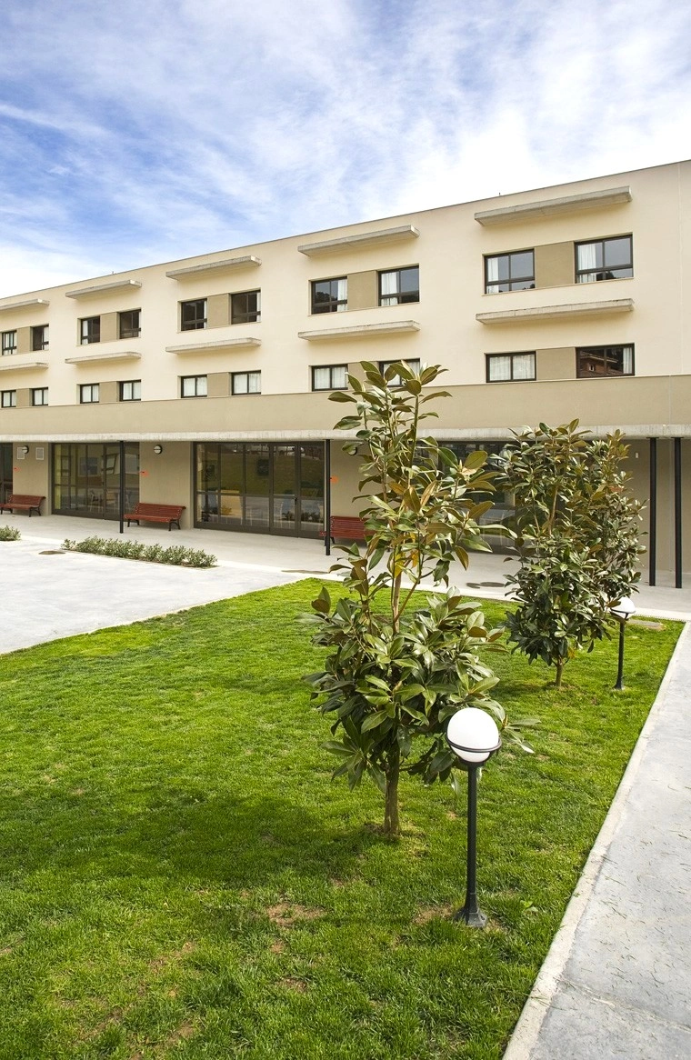Grandes zonas verdes en la residencia de mayores vitalia sant andreu