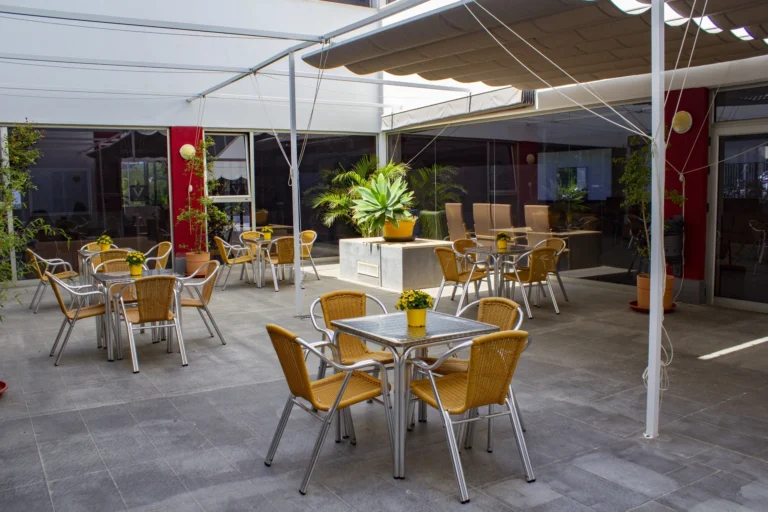 Terraza para los ancianos en la residencia de mayores Vitalia Algeciras