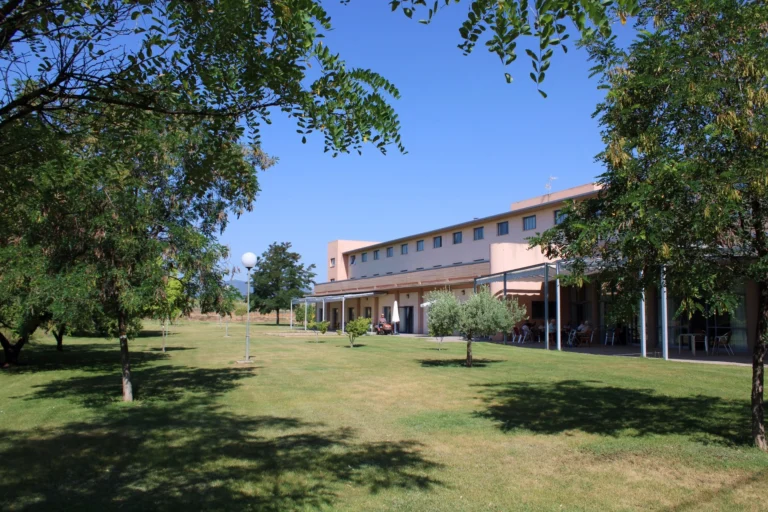 Grandes jardines en la residencia de mayores vitalia cariñena