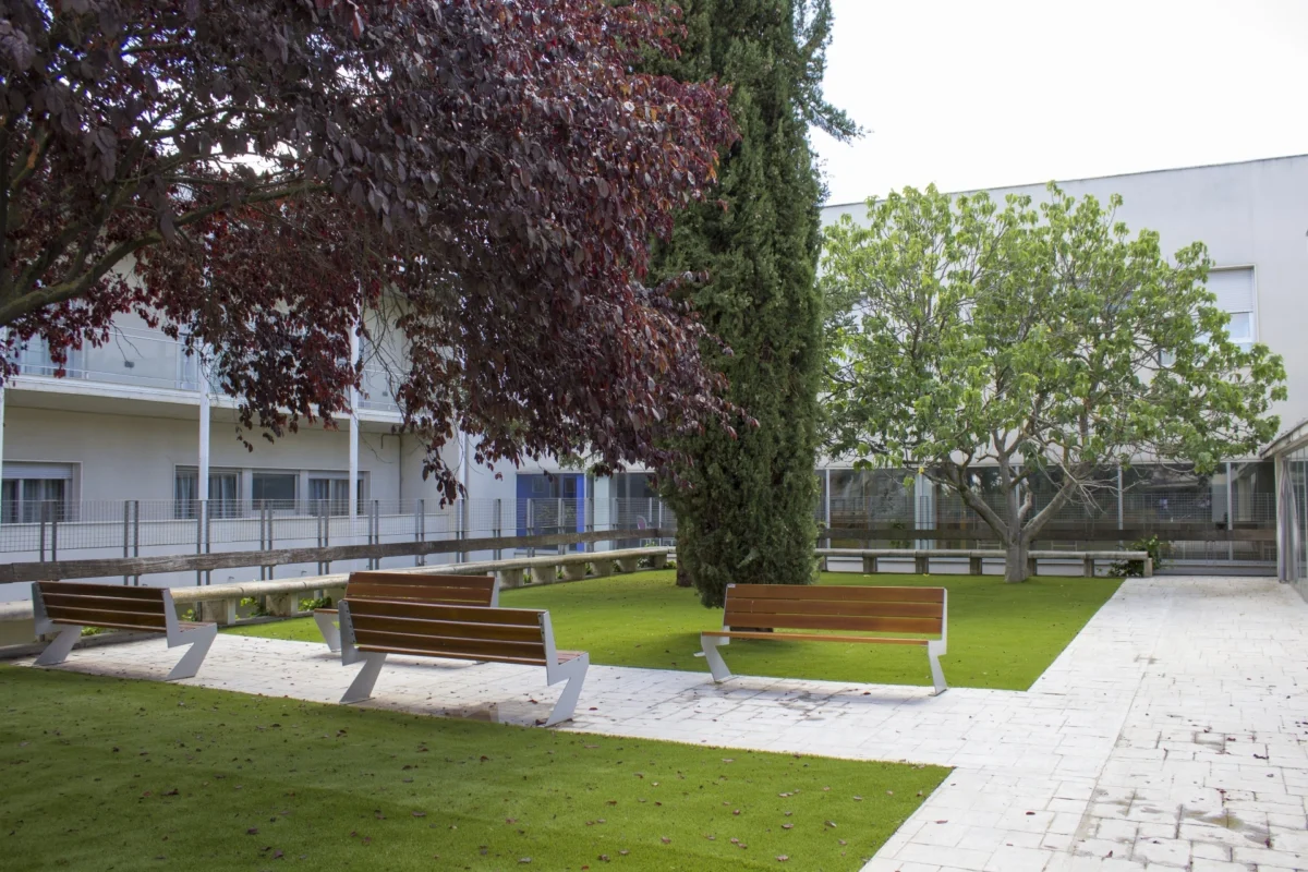 Residencia de mayores Vitalia Castillo con jardines y zonas al aire libre para disfrutar del tiempo libre