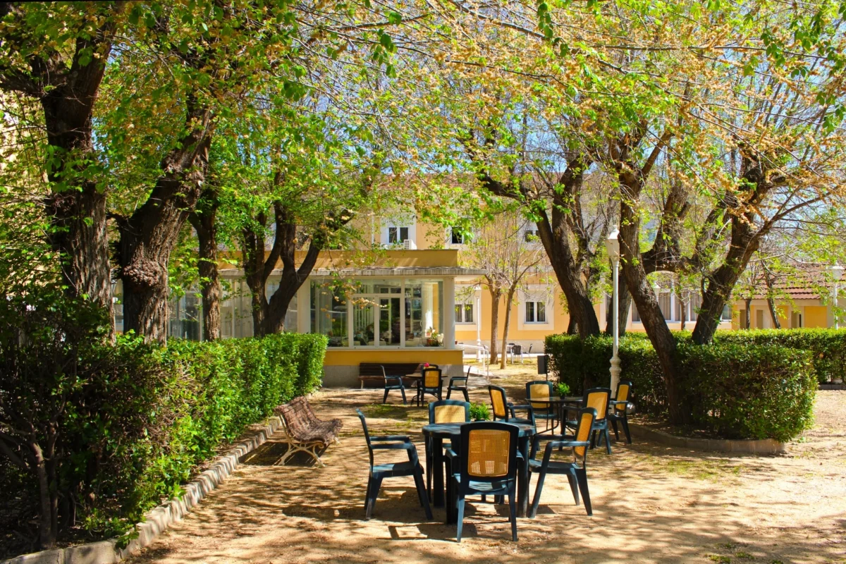 Jardines para disfrutar al aire libre en la residencia para mayores en Toledo
