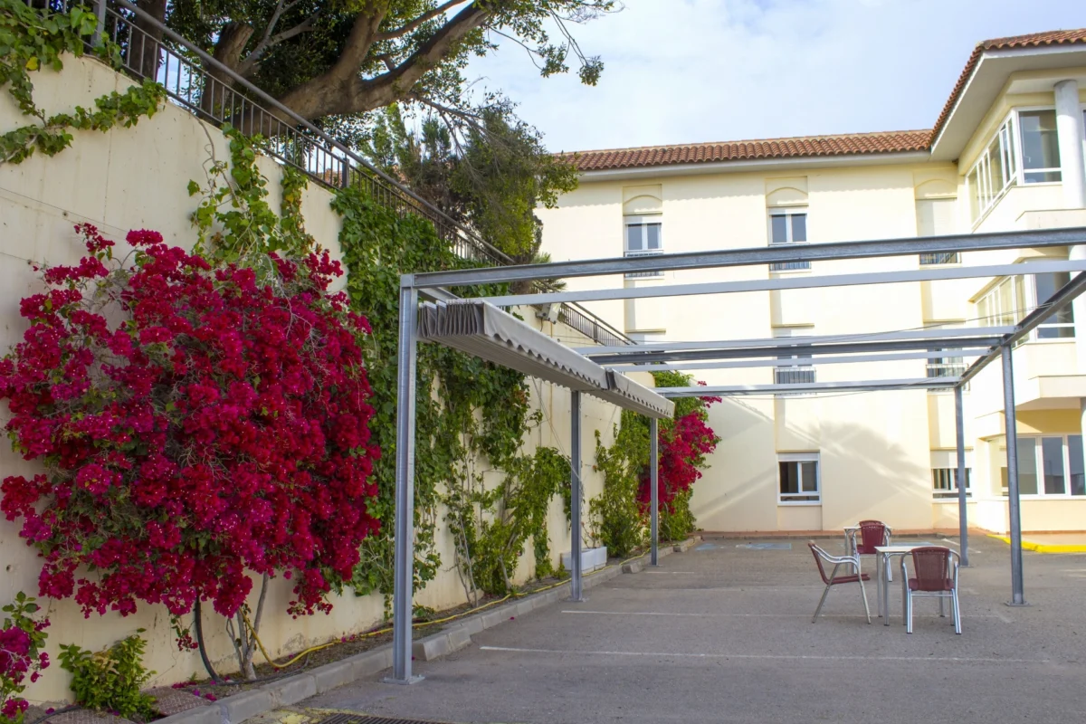 Terraza grande y luminosa para los abuelos en la residencia de mayores Vitalia pulpí