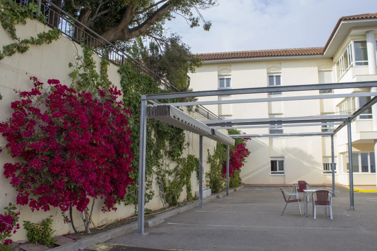 Terrazas para los ancianos en la residencia de mayores Vitalia Pulpí
