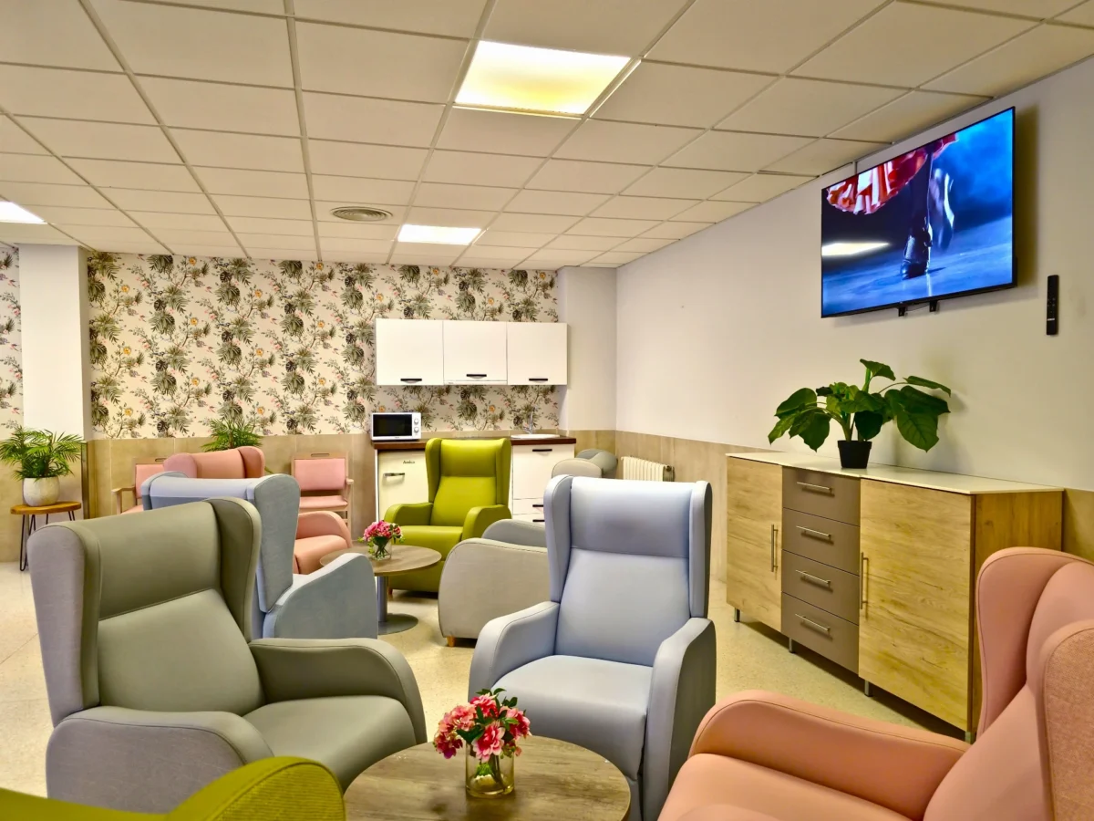 Grandes, y luminosas zonas para los mayores en la residencia de mayores Vitalia Bahía