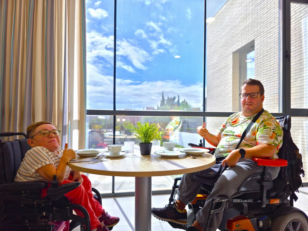 Espacios luminosos y acogedores en el centro de discapacidad de málaga vitalia teatinos