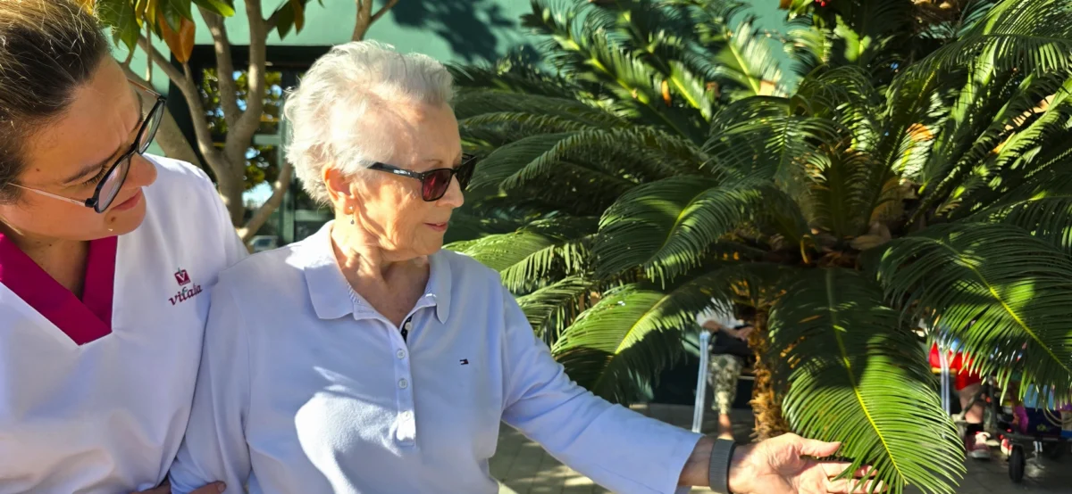 residencia de ancianos en vitalia mairena con zonas verdes y jardines