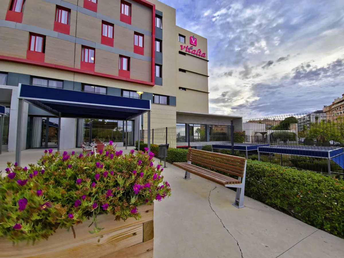 Jardines y terrazas en el centro de discapacidad Vitalia Teatinos