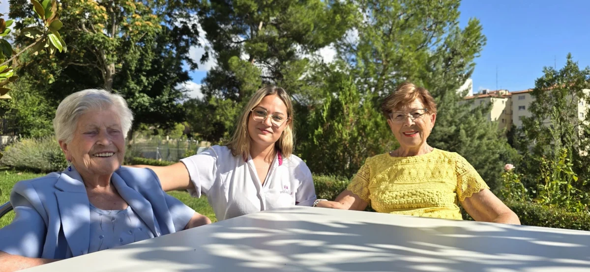 Ambiente familiar en los jardines de la residencia de mayores vitalia paules