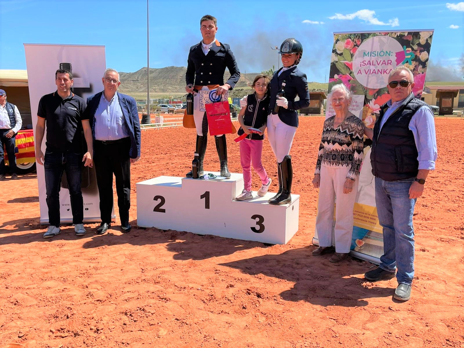 Vitalia entrega el primer premio del concurso nacional de hípica de doma clásica