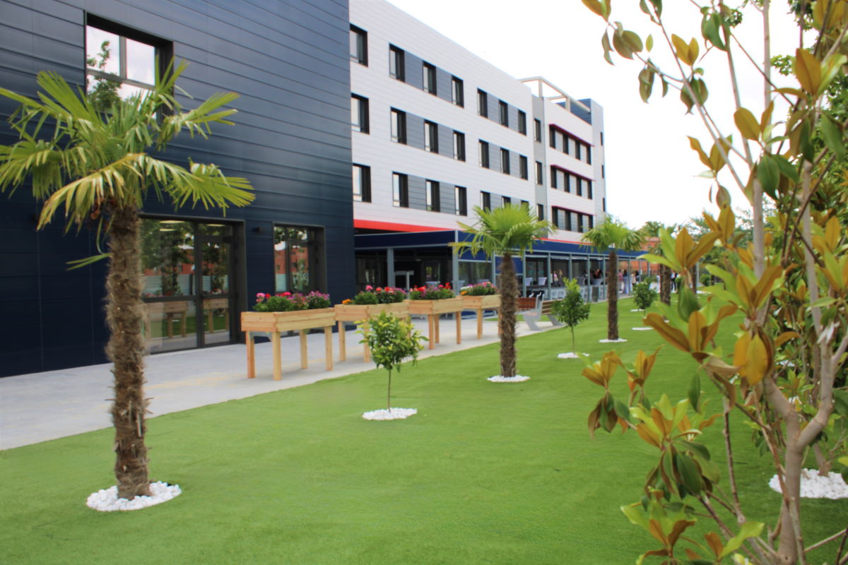 Vitalia presente en la portada de la revista Actualidad de las empresas aragonesas