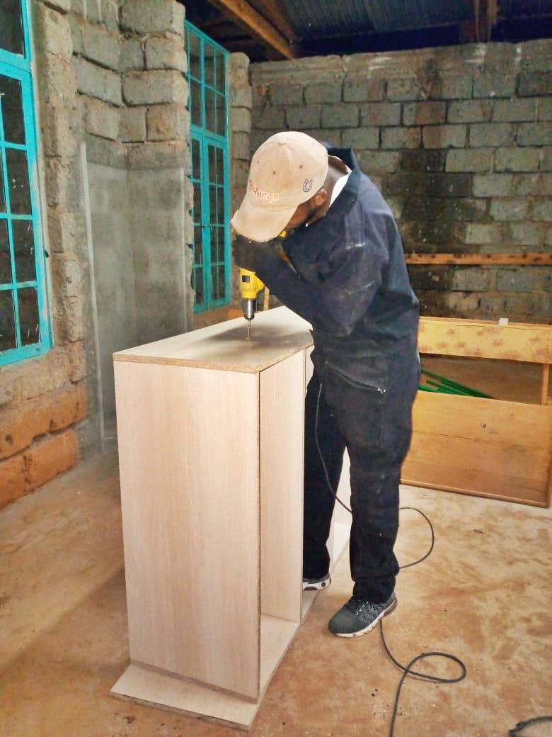 Fundación Vitalia financia la fabricación de mobiliario escolar de un colegio en Kenia