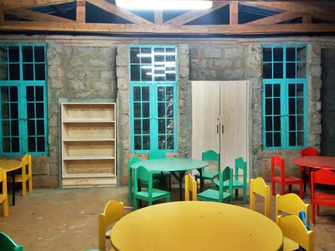 Fundación Vitalia financia la fabricación de mobiliario escolar de un colegio en Kenia
