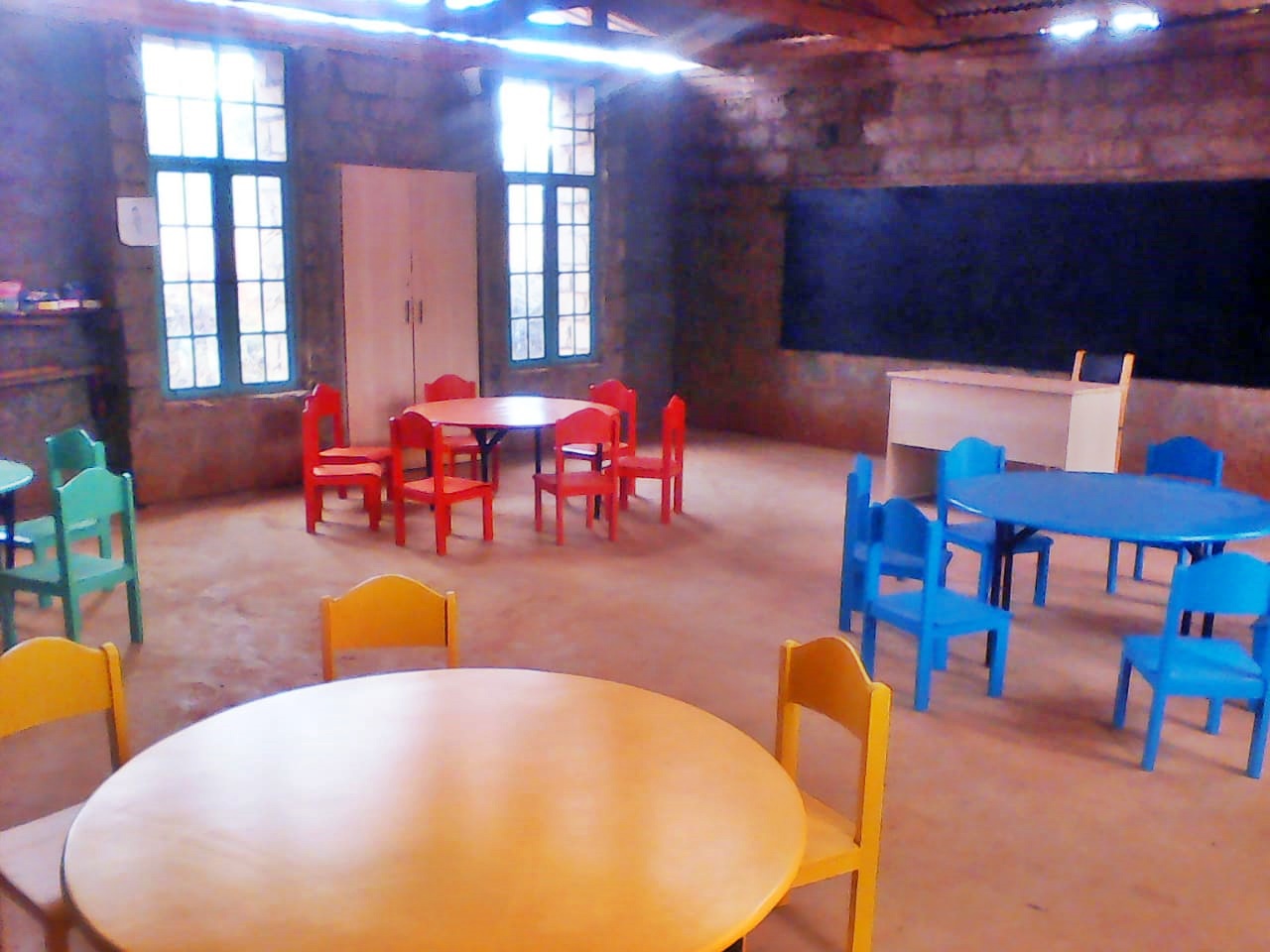 Fundación Vitalia financia la fabricación de mobiliario escolar de un colegio en Kenia