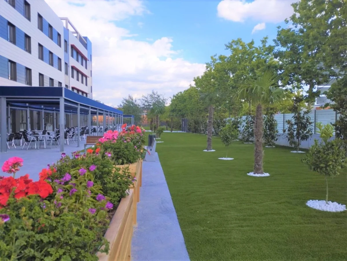 Residentes y familiares disfrutan de los espacios al aire libre en los centros Vitalia