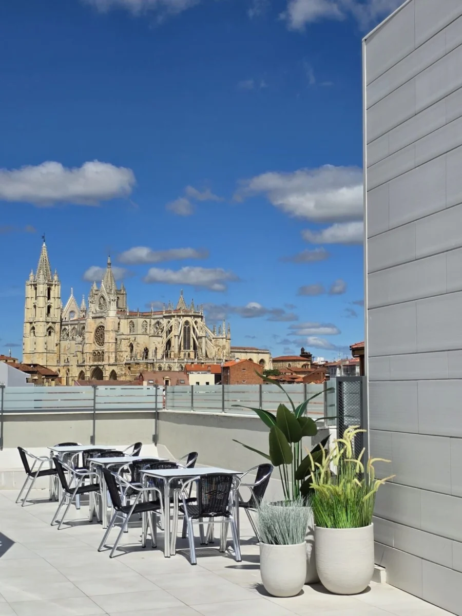 Residentes y familiares disfrutan de los espacios al aire libre en los centros Vitalia