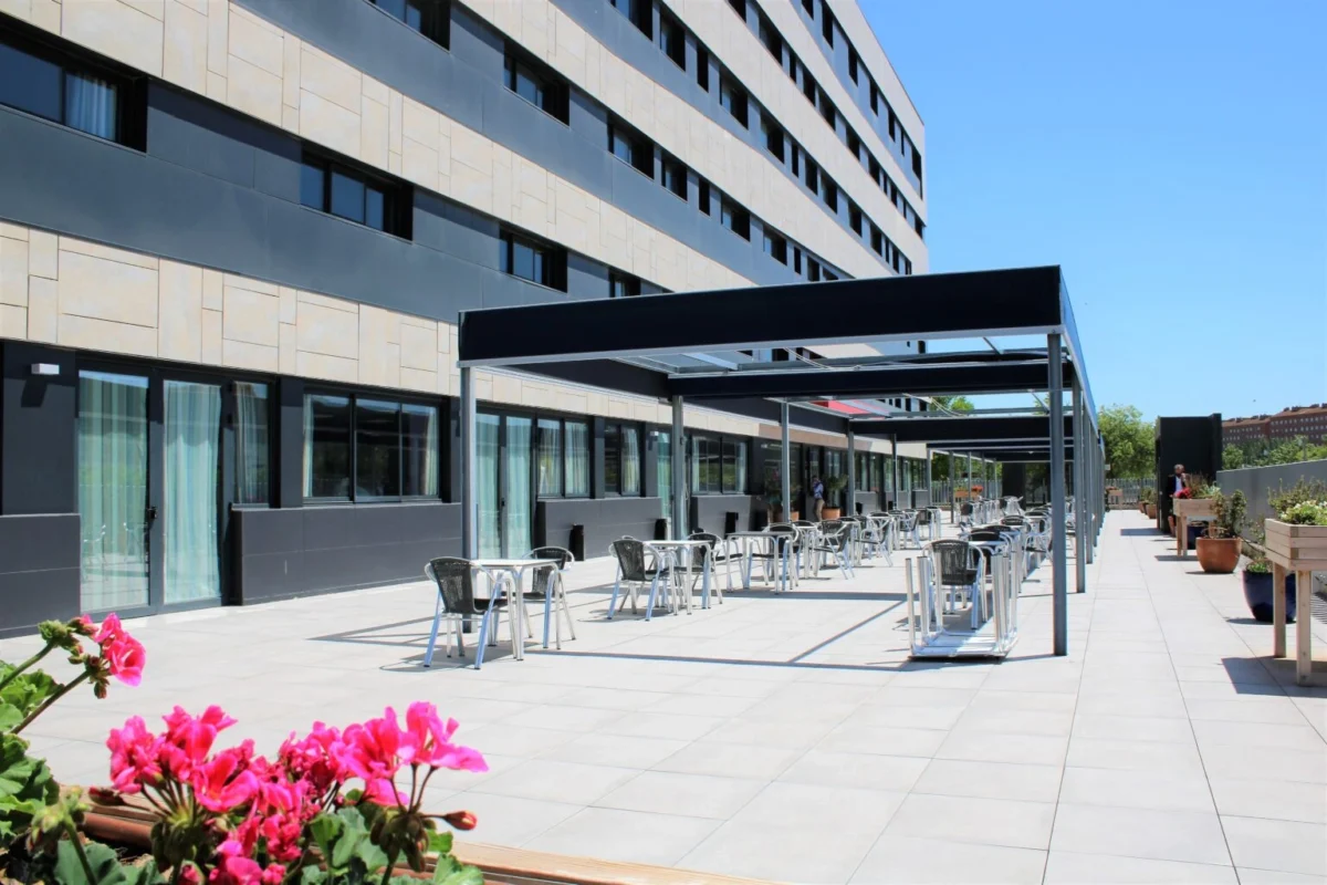 Residentes y familiares disfrutan de los espacios al aire libre en los centros Vitalia