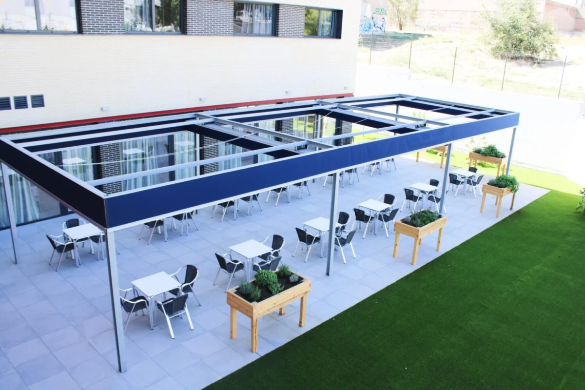 Residentes y familiares disfrutan de los espacios al aire libre en los centros Vitalia