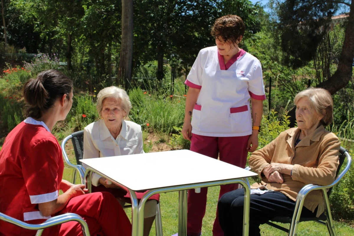 Residentes y familiares disfrutan de los espacios al aire libre en los centros Vitalia