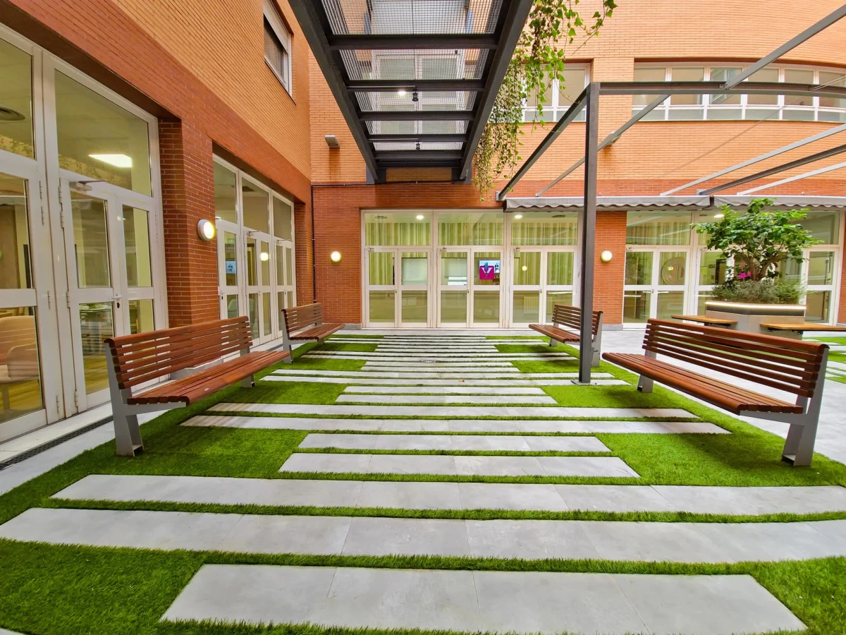 Zonas ajardinadas para los abuelos en la residencia de mayores vitalia parla