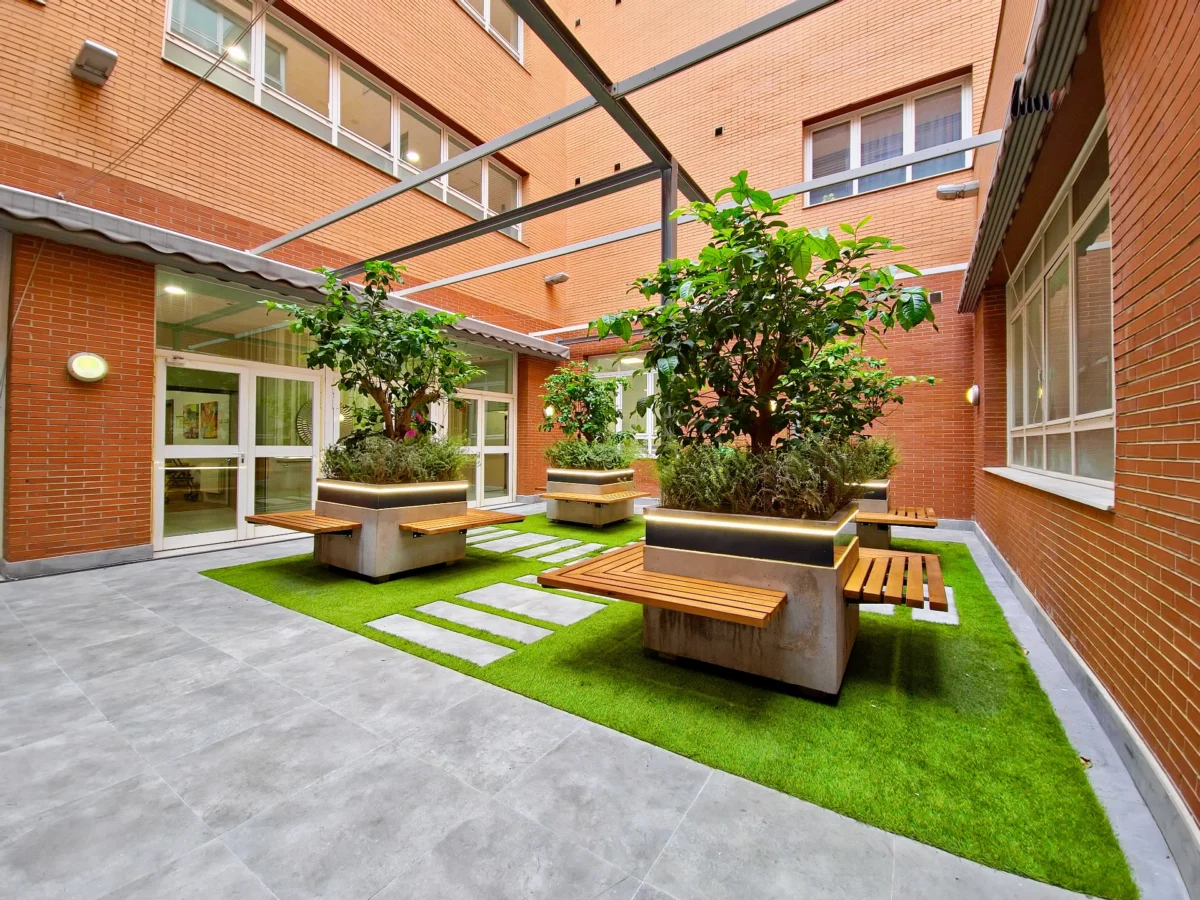 Zonas ajardinadas para los abuelos en la residencia de mayores vitalia parla