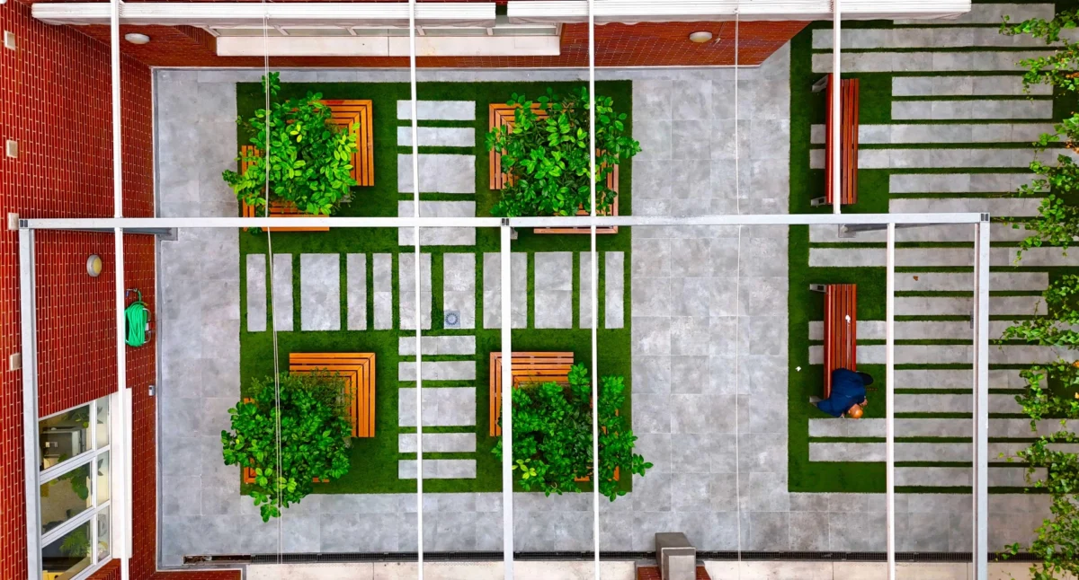 espacios verdes y terrazas para los abuelos en la residencia de ancianos de vitalia parla