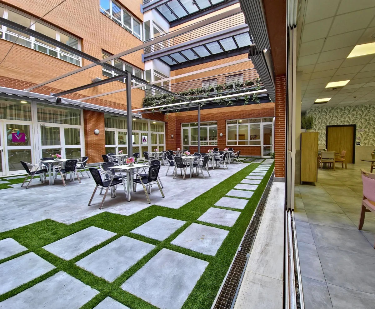 Zonas comunes abiertas y luminosas en la residencia para mayores vitalia parla