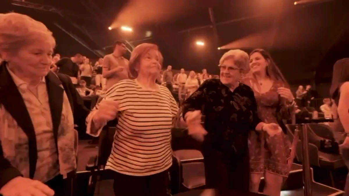 ¡Sorpresa de cumpleaños inolvidable para María (94) y Ángeles (101) en WAH Show!