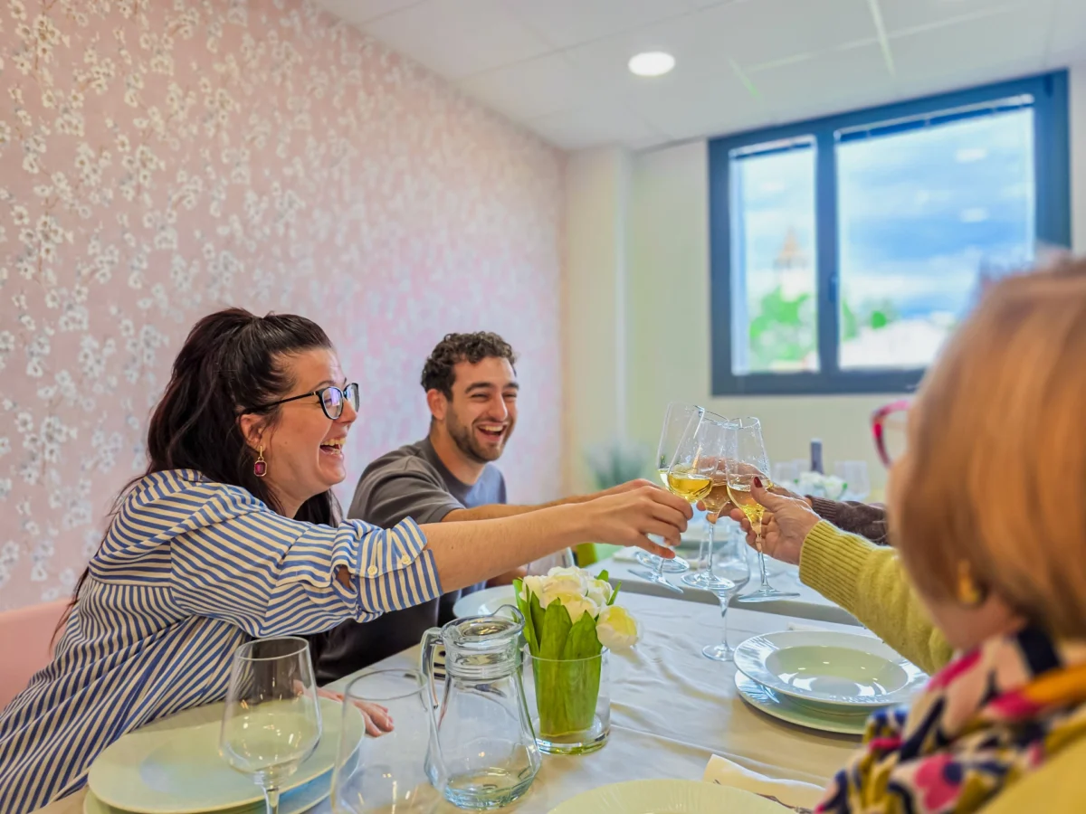 ¡Descubre el renovado Vitalia Kansas! 😍🥳 Una residencia para vivir como en una casa con jardín