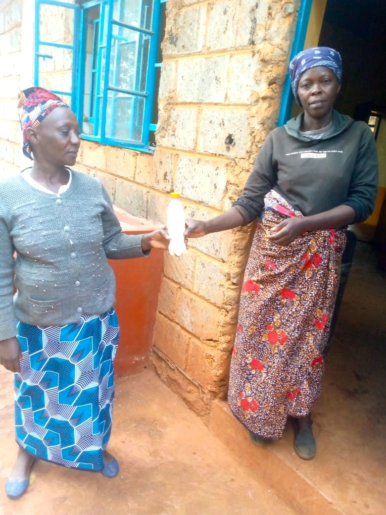¡Un vaso de esperanza para Kithunti! La leche de las cabras llega al comedor escolar