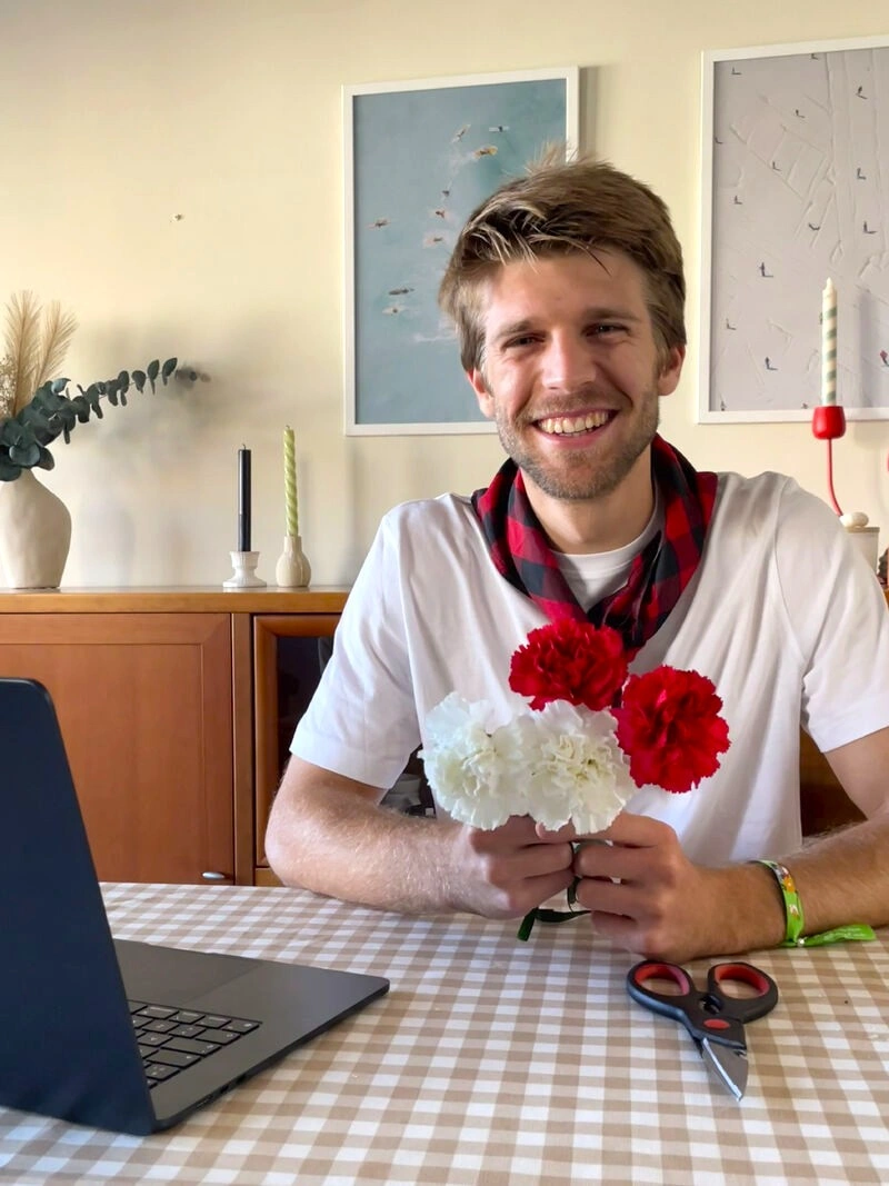 "Un pilar de gratitud" Maximiliana reparte 1.000 claveles de ofrenda a la tercera edad de Zaragoza