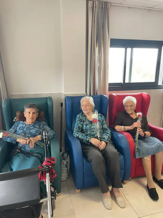 "Un pilar de gratitud" Maximiliana reparte 1.000 claveles de ofrenda a la tercera edad de Zaragoza