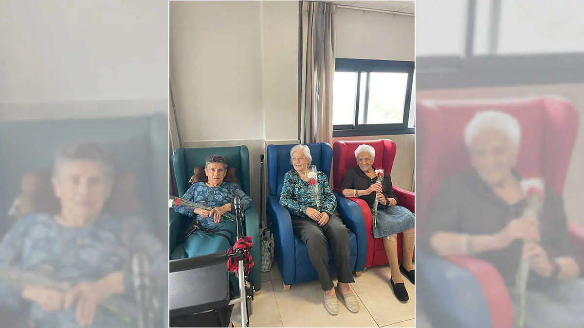 "Un pilar de gratitud" Maximiliana reparte 1.000 claveles de ofrenda a la tercera edad de Zaragoza