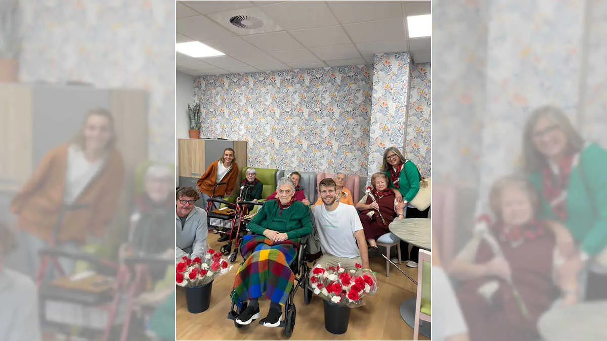 "Un pilar de gratitud" Maximiliana reparte 1.000 claveles de ofrenda a la tercera edad de Zaragoza