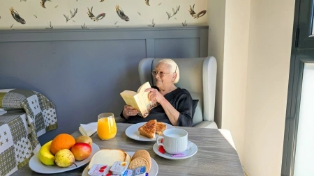 mejores residencias ancianos barcelona Vitalia _ desayuno en la habitacion