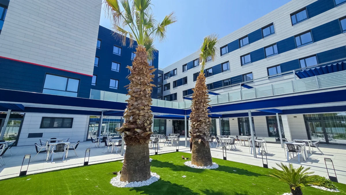 Residencia ancianos con grandes jardines y terraza vitalia