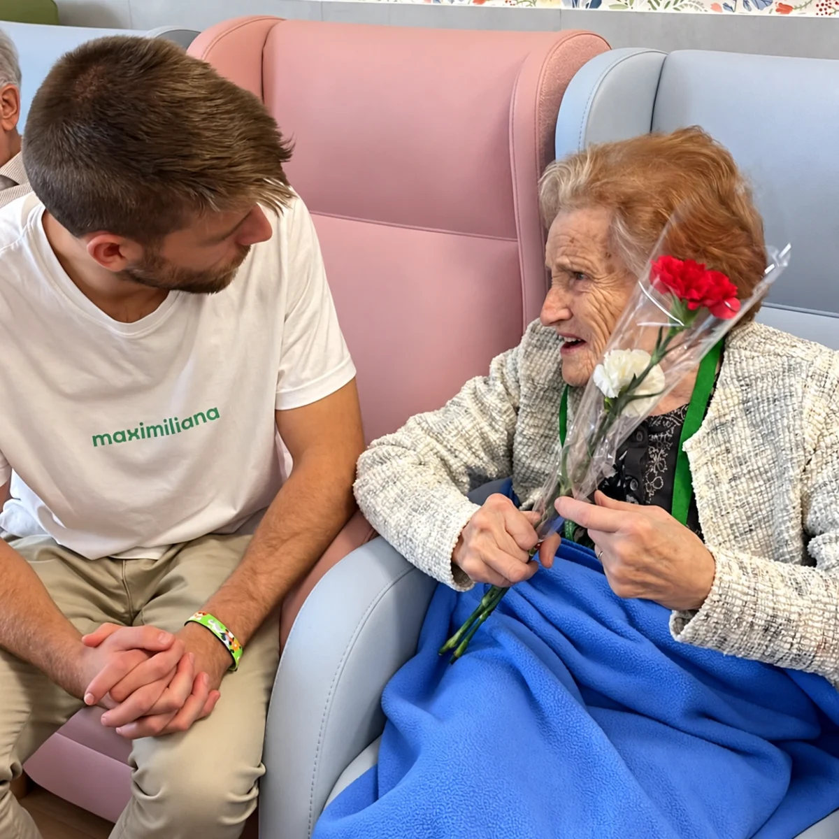 Vitalia Casablanca y Vitalia Expo se suman al reparto de 2.000 claveles para personas mayores de Zaragoza